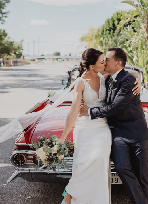 fotografo wedding en mucia, foto de novios en coche